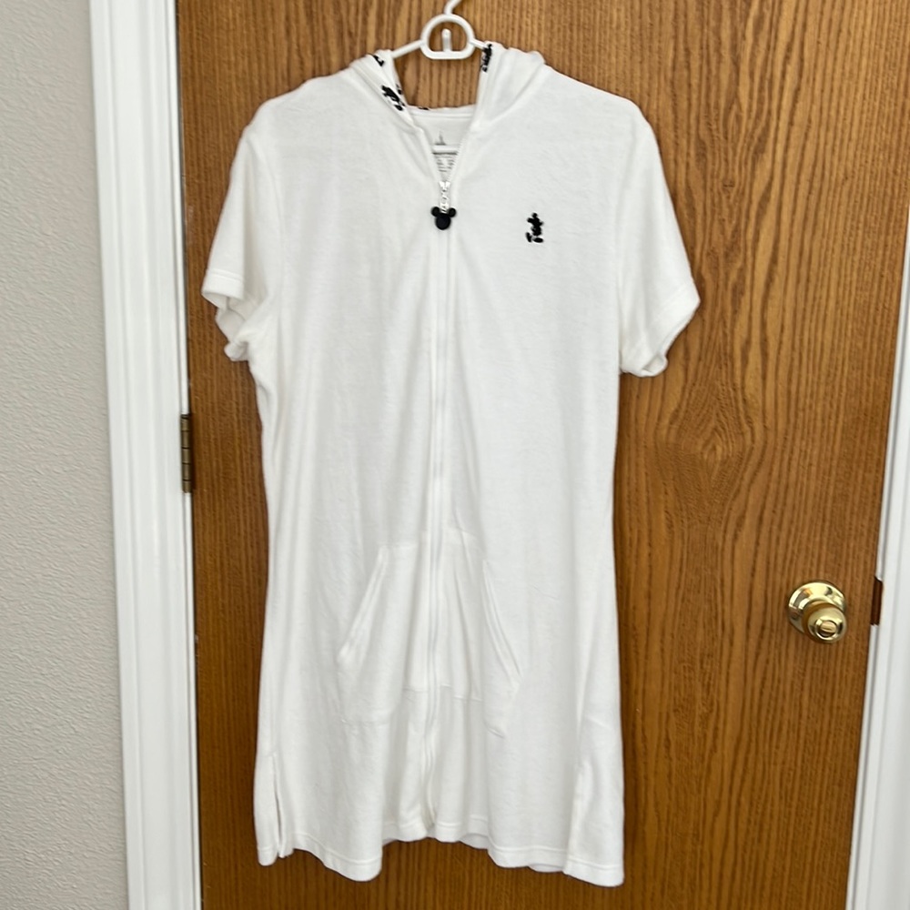 Women’s XL swimsuit cover Disney, white terry cloth,  two pockets zipper front.